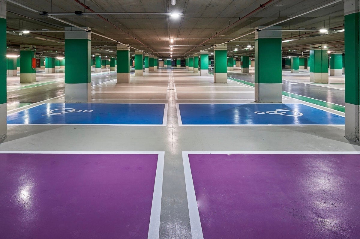 Centro comercial y estacionamiento Green Wash