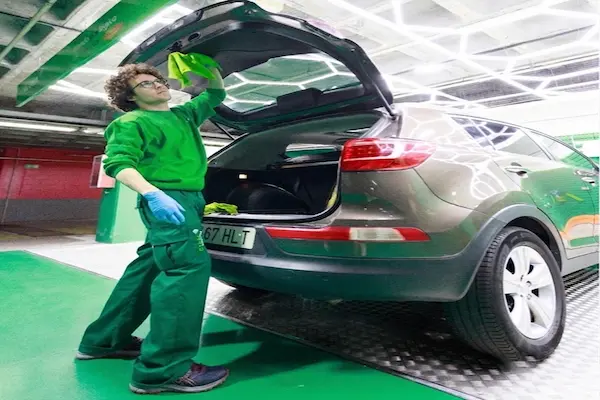 Vehículo en estacionamiento subterráneo de Green Wash Panamá