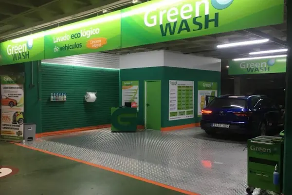 Puesto de trabajo Green Wash en sótano de estacionamiento